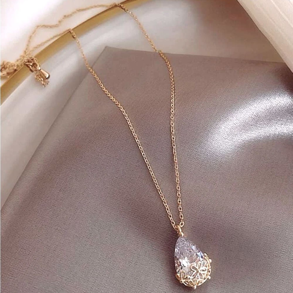 A Drop Of Diamond Crystal Necklace NEW 🏷️